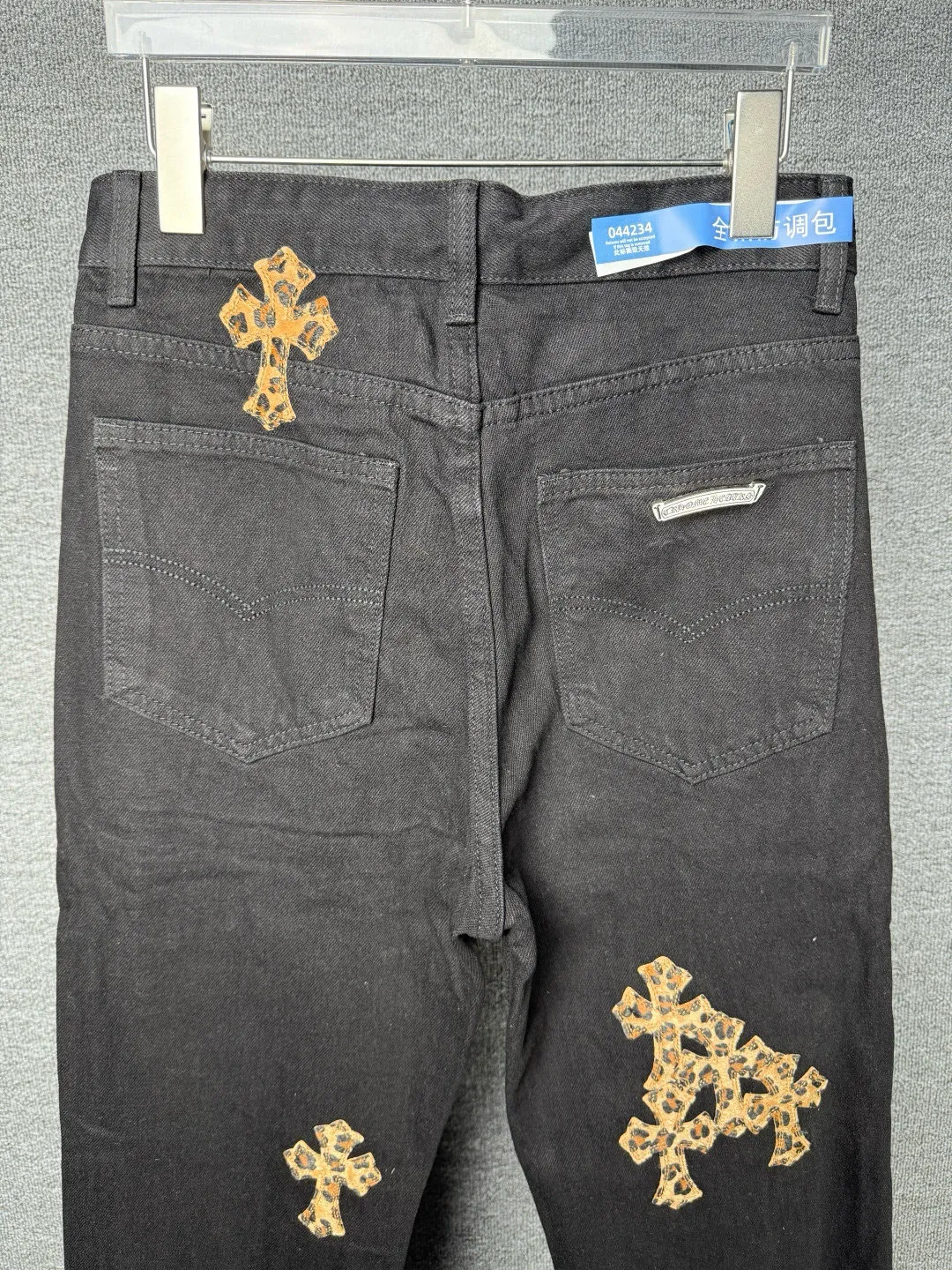 P250 💰 (Top version) Chrome Hearts black denim jeans with purple leopard print. CH jeans need to be washed and then disassembled and hand-stitched with sheepskin cross leather and then spliced ​​together to complete. The whole piece has too many craftsmanship to describe. The patches are embellished with cross patterns and the high-waisted washed jeans! ! Absolutely high-end luxury products, god-level single products and super popular products, made with top heavy industry, a must-see magic weapon. Customized hardware. The fabric is thick and soft after washing. It has good breathability. Customized small leather label. Unique design. The details are simple and elegant, and the workmanship is exquisite. The entire trousers are neatly routed and the details are in place! It’s so cool that both men and women can easily control the genderless trend! Color: Black Size: 28-30-32-34-36 (corresponds to S-M-L-XL-XXL)